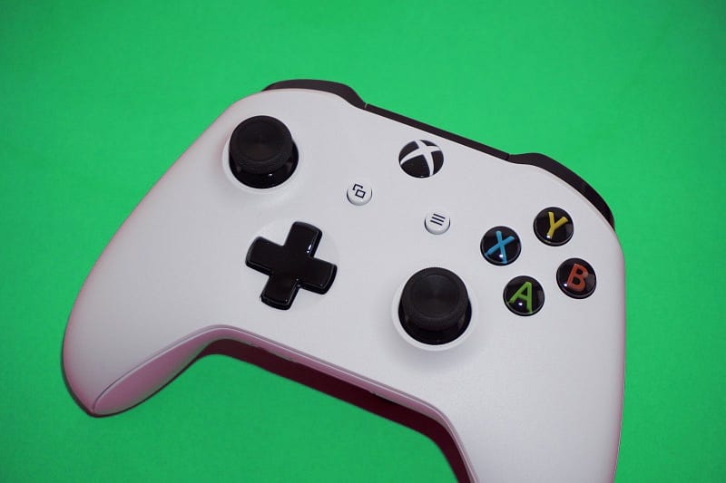 Does the new Xbox controller work with your phone or laptop?